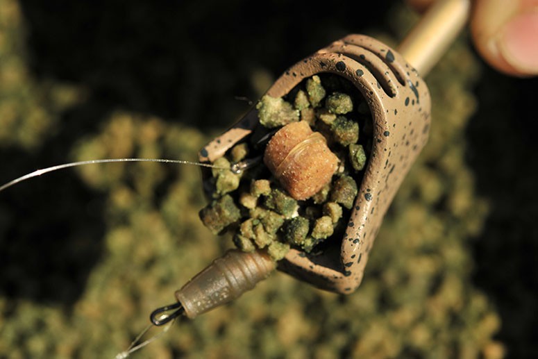 Guru Mini Pellet Feeder 24g In Use 2